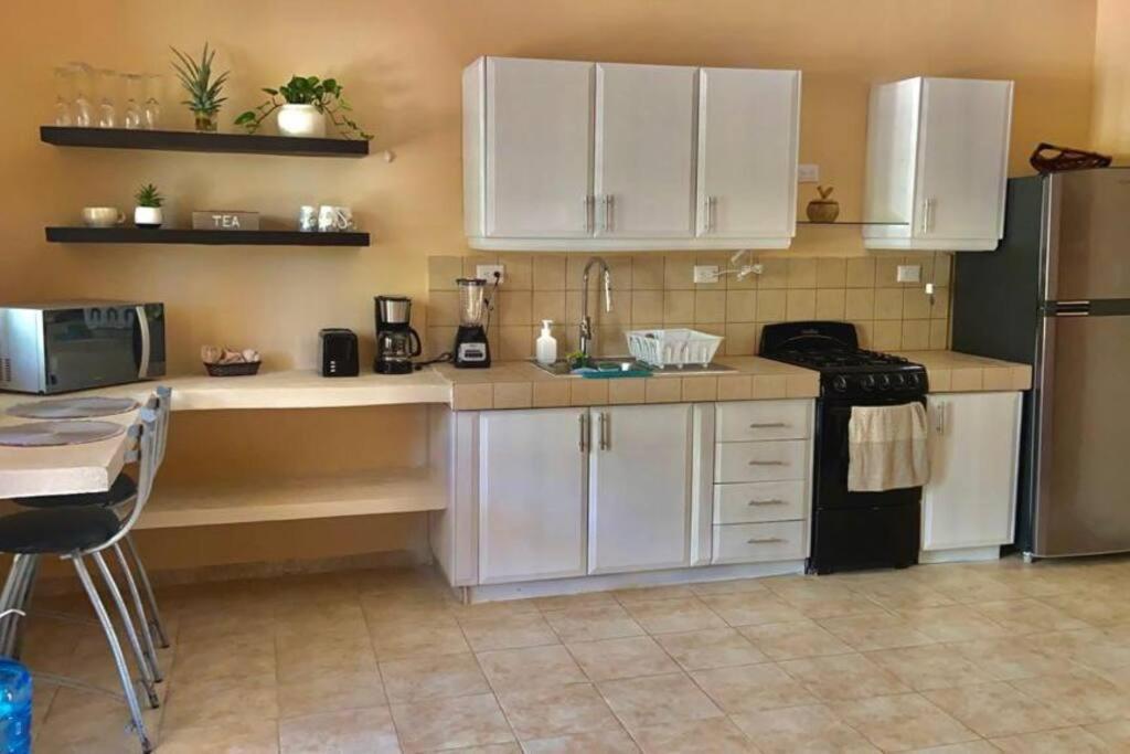 Beachfront Apartment With Swimming Pool. One Bedroom Селестун Экстерьер фото